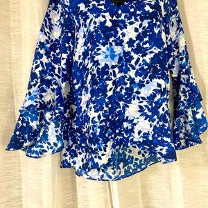 Vince Camuto Blue and White Print Blouse Size Small Beautiful  sleeves. NWOT